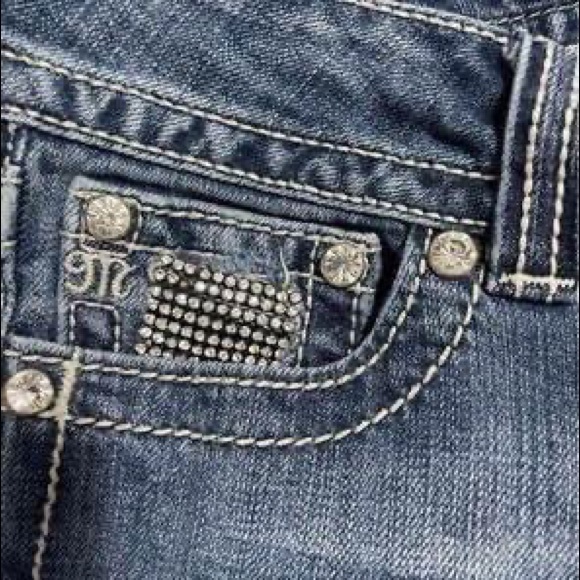 Women’s 28 x 32” Miss Me Boot jeans - Picture 2 of 10